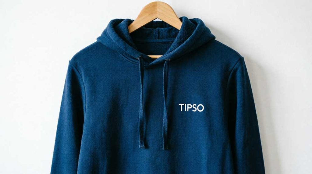 هودی سرمه‌ای آویزان با چاپ لوگوی سفید TIPSO روی سینه