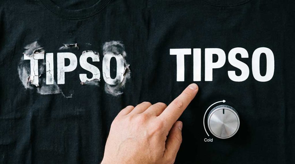 مقایسه کیفیت چاپ TIPSO روی تیشرت مشکی؛ سمت راست سالم و براق، سمت چپ ترک خورده پس از شستشوی اشتباه